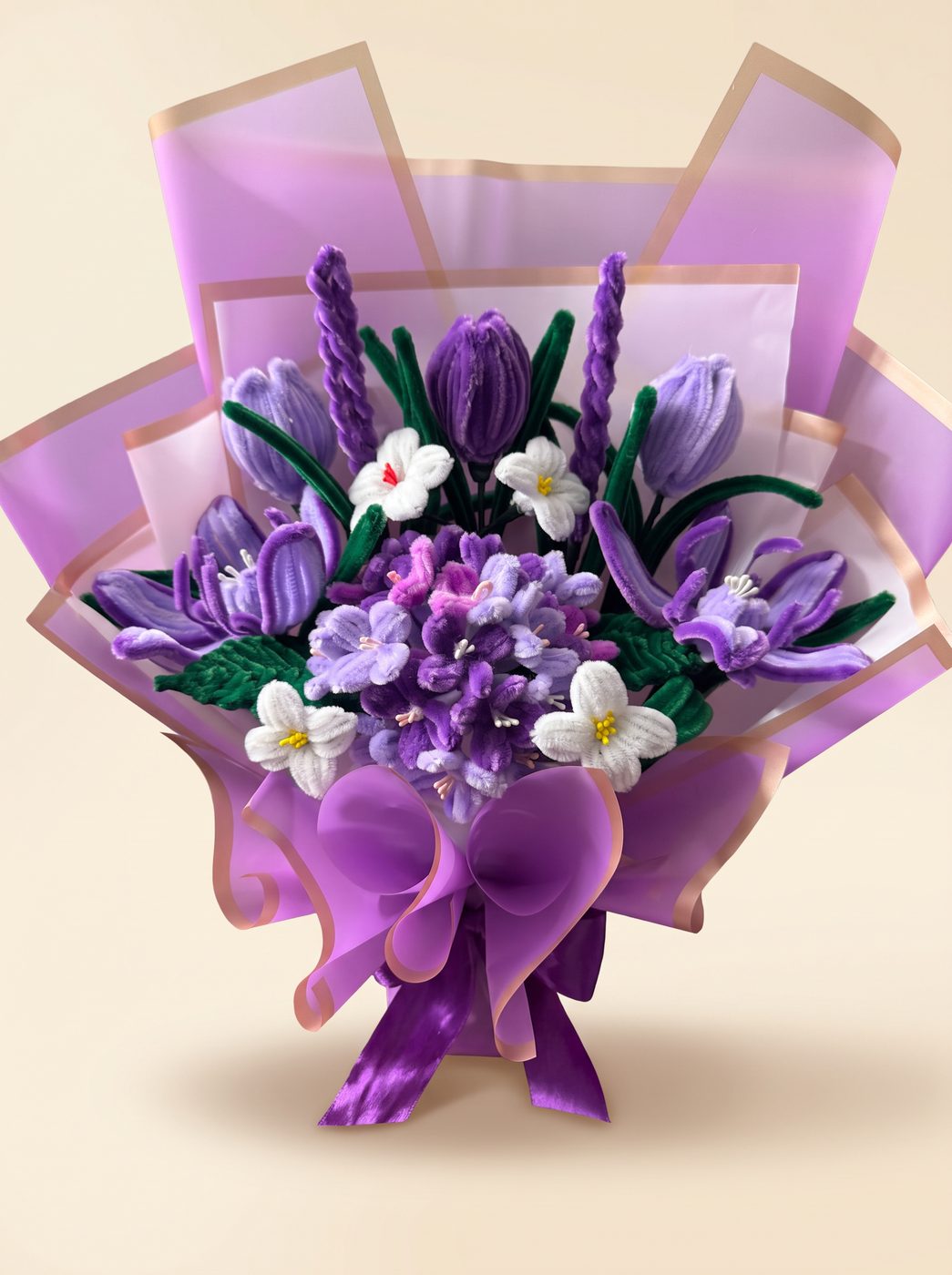Ramo de flores de limpiapipas moradas con tulipanes, lavanda y florecitas blancas