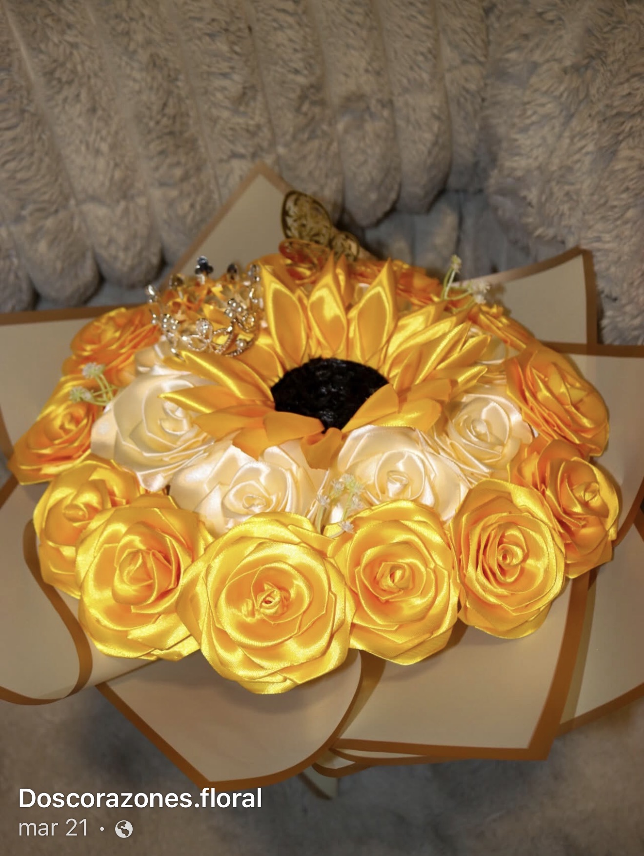 Ramo de rosas de listón doradas con girasol, corona y mariposas