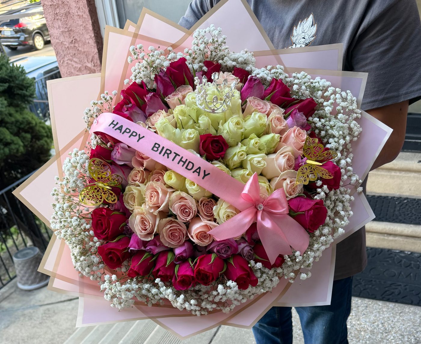 Ramo de rosas naturales en tonos rosados y fucsia con moño de cumpleaños